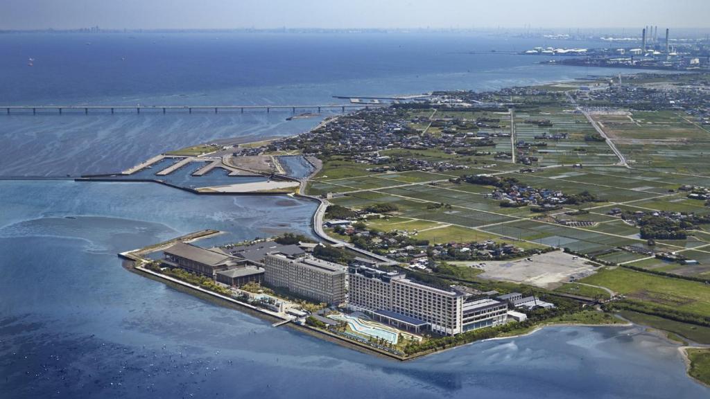 une vue aérienne d'un complexe hôtelier au bord de l'eau dans l'établissement Ryugujo Spa Hotel Mikazuki Fujimitei, à Kisarazu