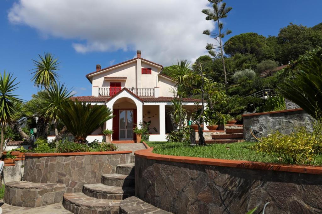 une maison avec un mur de soutènement en pierre et des escaliers dans l'établissement Villa Santulli with private pool, à Laureana Cilento