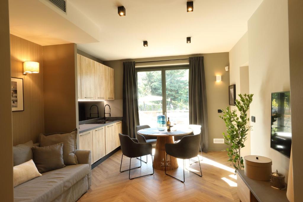 un salon avec un canapé et une table dans l'établissement Villa Carla @ Barolo, à Barolo