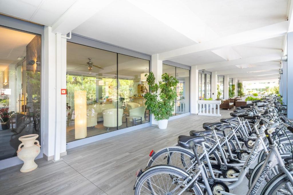 une rangée de vélos garés à l'intérieur d'un bâtiment dans l'établissement Hotel Al Cigno, à Lignano Sabbiadoro
