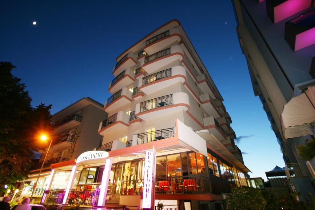 un grand bâtiment blanc avec beaucoup de fenêtres dans l'établissement Hotel Dusseldorf, à Rimini