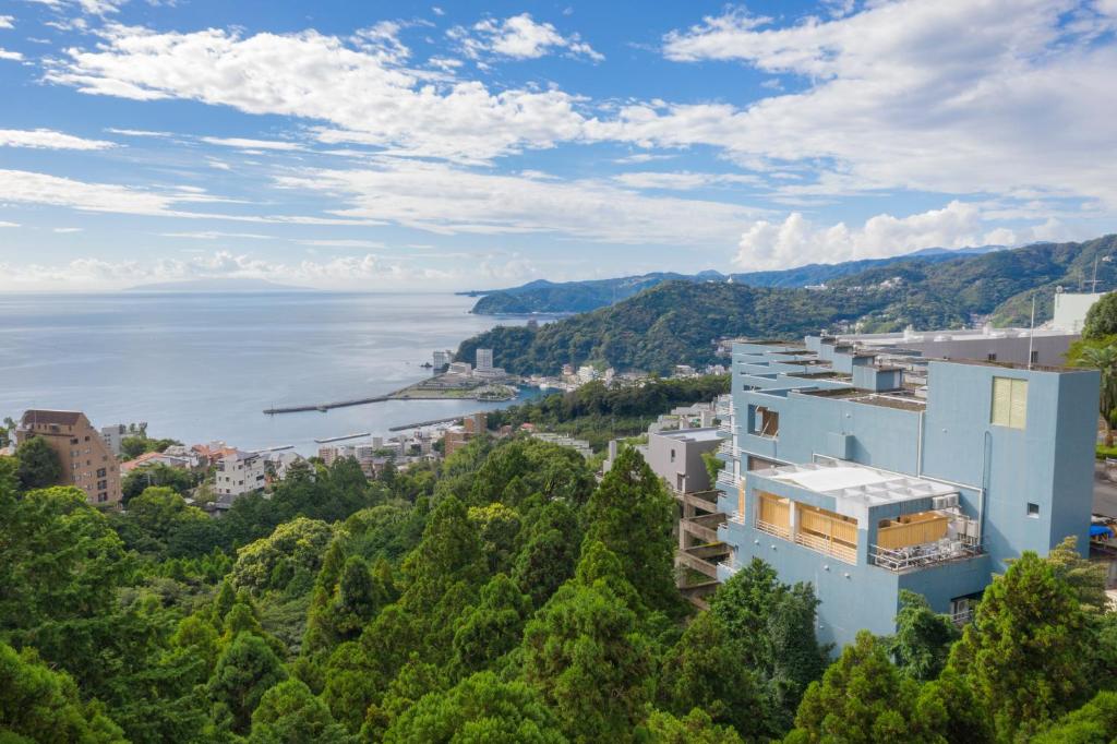Elle offre une vue sur la ville et l'océan. dans l'établissement Ishinoya Atami - TKP Hotels & Resorts, à Atami