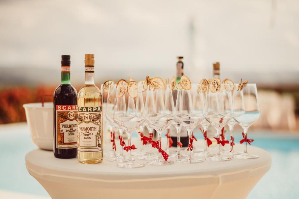 un groupe de verres à vin assis au-dessus d'une table dans l'établissement Scarpa Villas - Barolo Luxury Escape, à Verduno