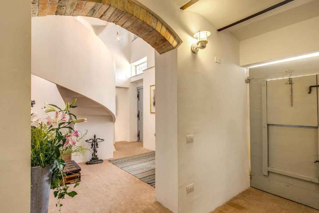 un couloir ouvert avec une arche dans une maison dans l'établissement Villa Benedetta - Homelike Villas, à Osimo