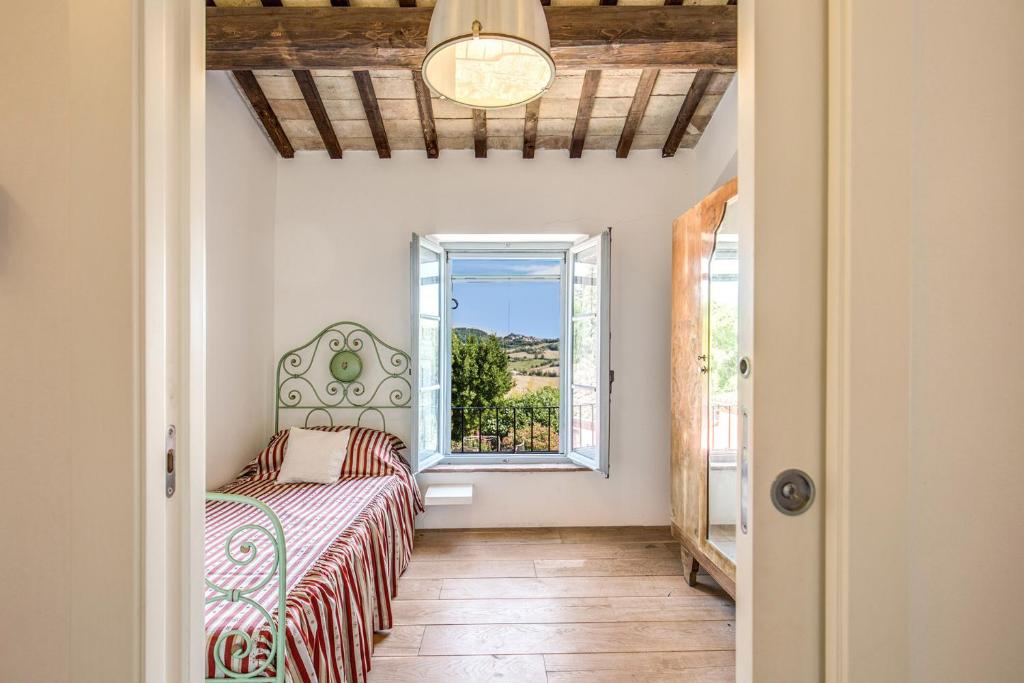 une chambre avec un lit et une fenêtre dans l'établissement Villa Benedetta - Homelike Villas, à Osimo