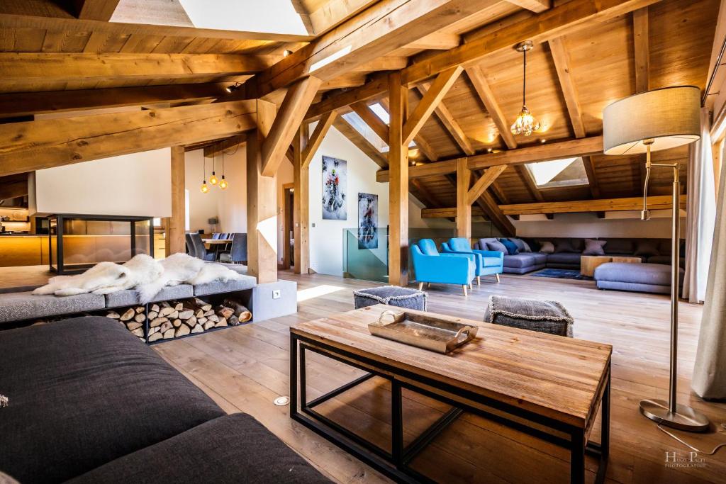 un salon avec un canapé et une table dans l'établissement Ski in ski out Le Moulin charming duplex just 50 m from Princesse gondola Megève, à Demi-Quartier