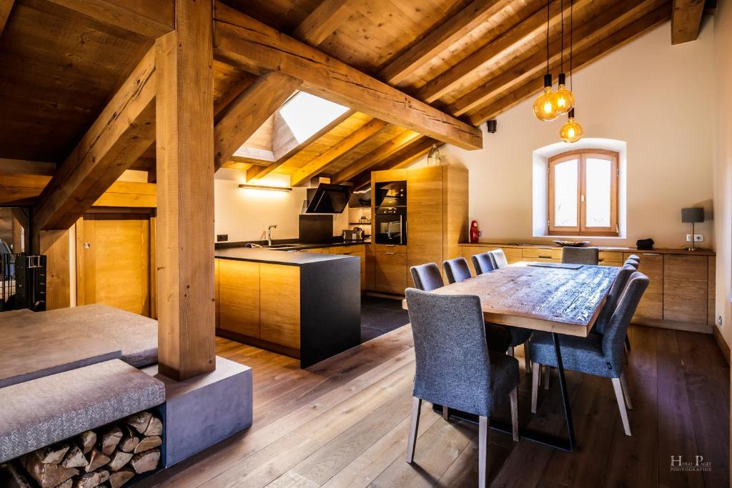 une cuisine et une salle à manger avec une table et des chaises dans l'établissement Ski in ski out Le Moulin charming duplex just 50 m from Princesse gondola Megève, à Demi-Quartier