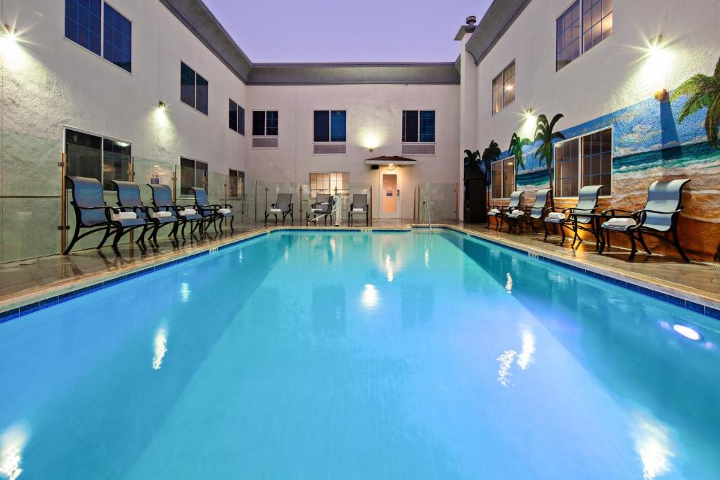 Holiday Inn Express Hollywood Walk of Fame, an IHG Hotel Image