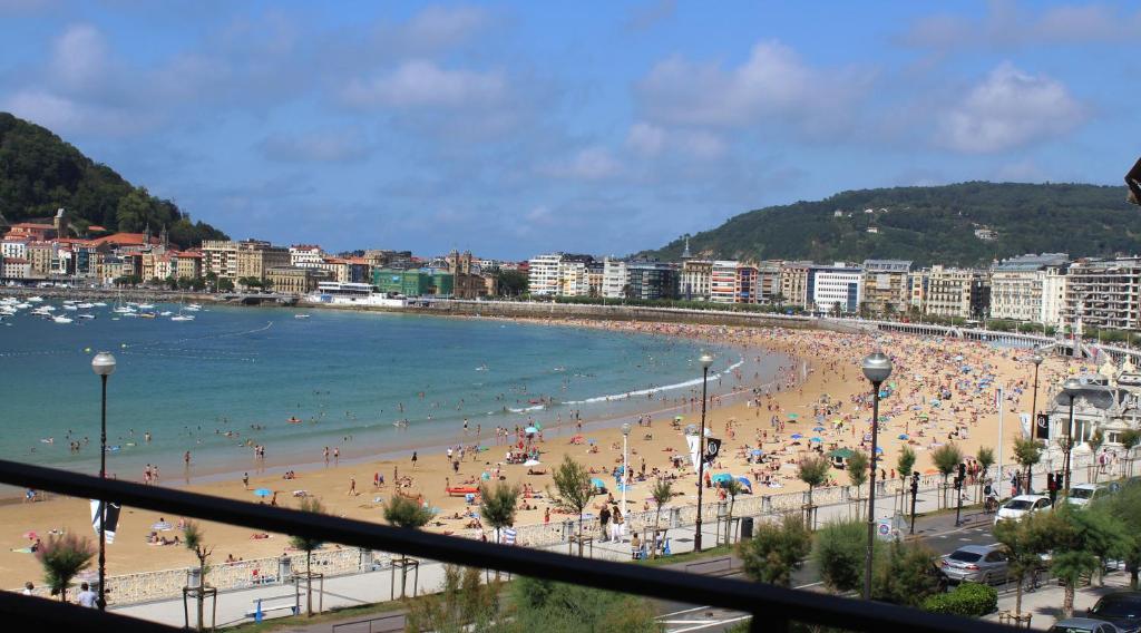 SEAFRONT LUXURY STUDIO - by www,SanSebastianApartments,es 6