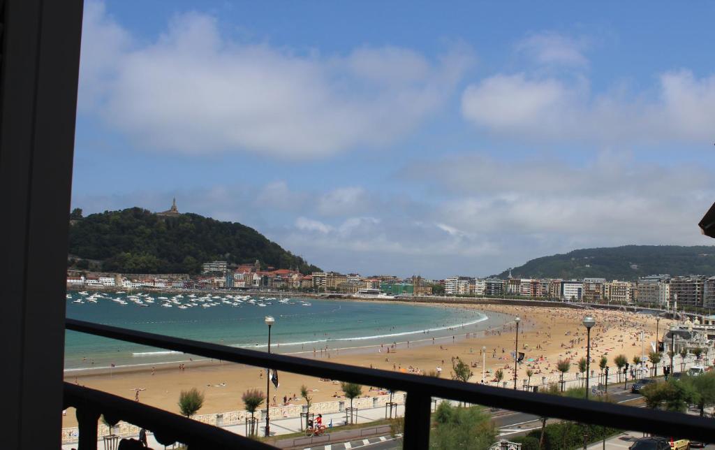 SEAFRONT LUXURY STUDIO - by www,SanSebastianApartments,es 8