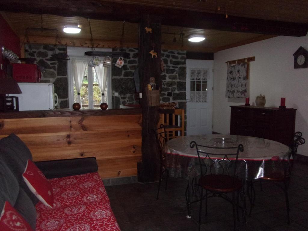 un salon avec une table et des chaises et une cuisine dans l'établissement chez Angèle, à Le Mont-Dore 4 autres photos