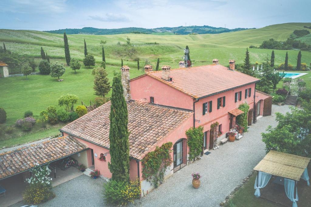 - une vue aérienne sur une maison rose avec un jardin dans l'établissement Villa d'Orcia - Homelike Villas, à Castiglione dʼOrcia
