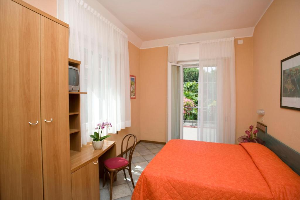 une chambre avec un lit, un bureau et une fenêtre dans l'établissement Hotel Maré - Valentini Family Village, à Bellaria-Igea Marina 36 autres photos
