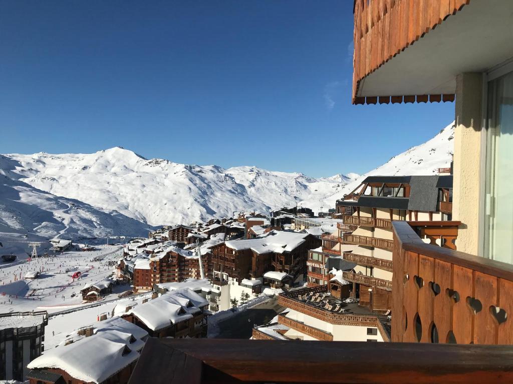 - une vue sur une ville avec des montagnes enneigées dans l'établissement Résidence Dome de Polset - Studio 2 adultes et 2 enfants - Wifi, à Val Thorens