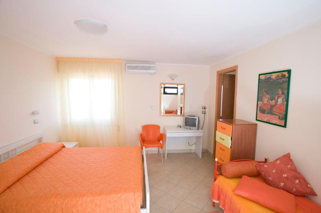 une chambre avec un lit, un bureau et une chaise dans l'établissement Hotel Maré - Valentini Family Village, à Bellaria-Igea Marina