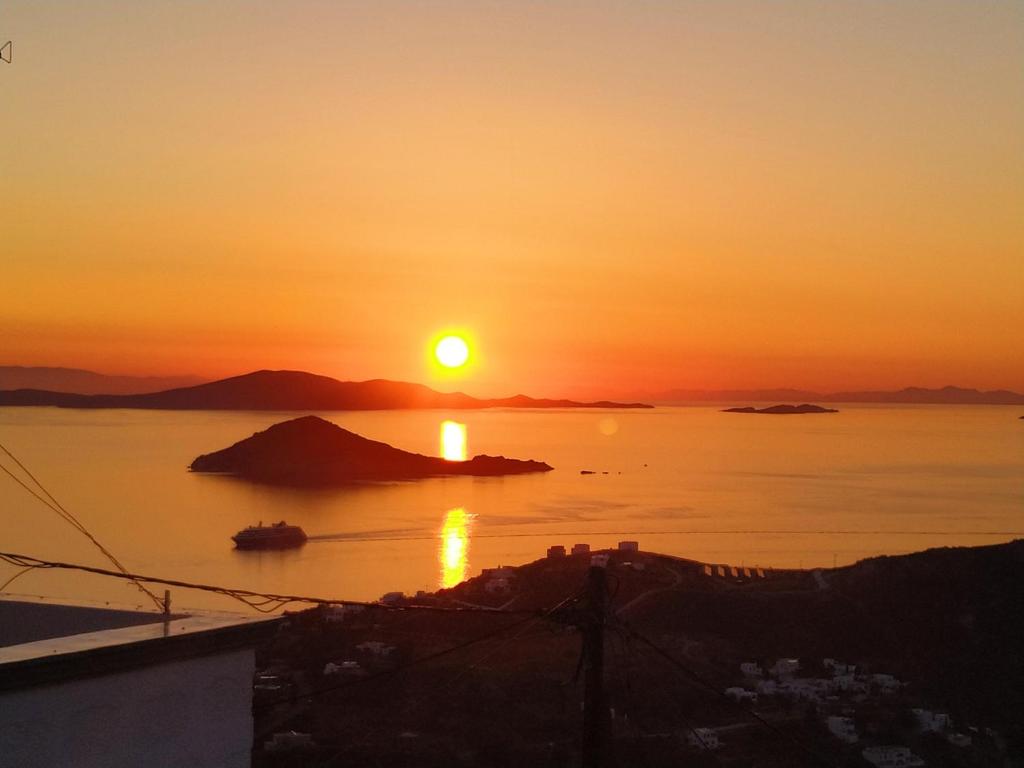 Manos House in Chora 1