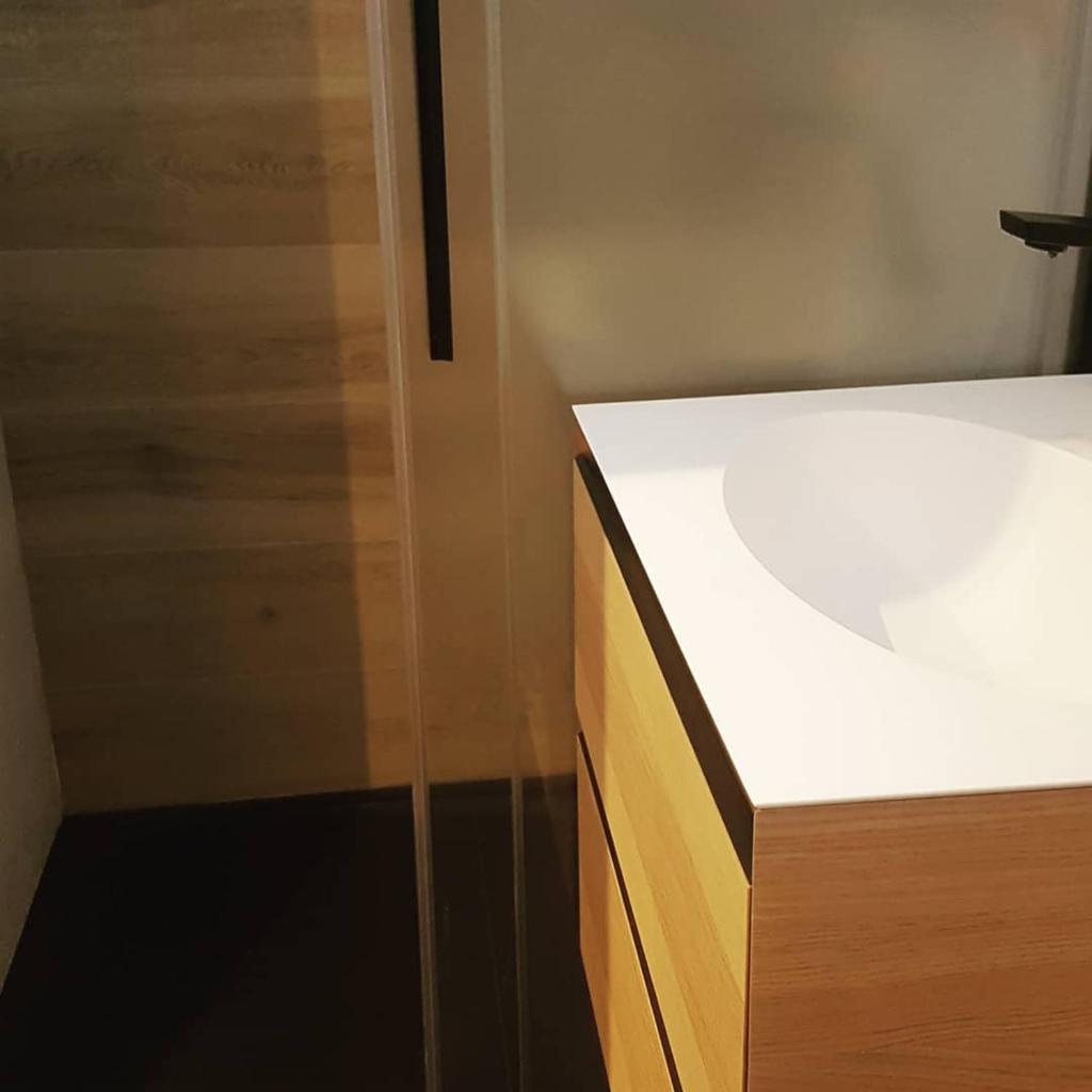 La salle de bains est pourvue d'un comptoir blanc et d'une armoire en bois. dans l'établissement spot, exceptl 80 m2, centre Alpe d Huez, ski au pied, Ménandière, 8 pers, 3ch, 3sdb, à L'Alpe-d'Huez 17 autres photos
