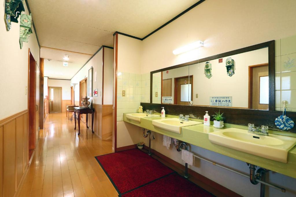 une salle de bain avec deux lavabos et un grand miroir dans l'établissement Lake Oshino, à Oshino