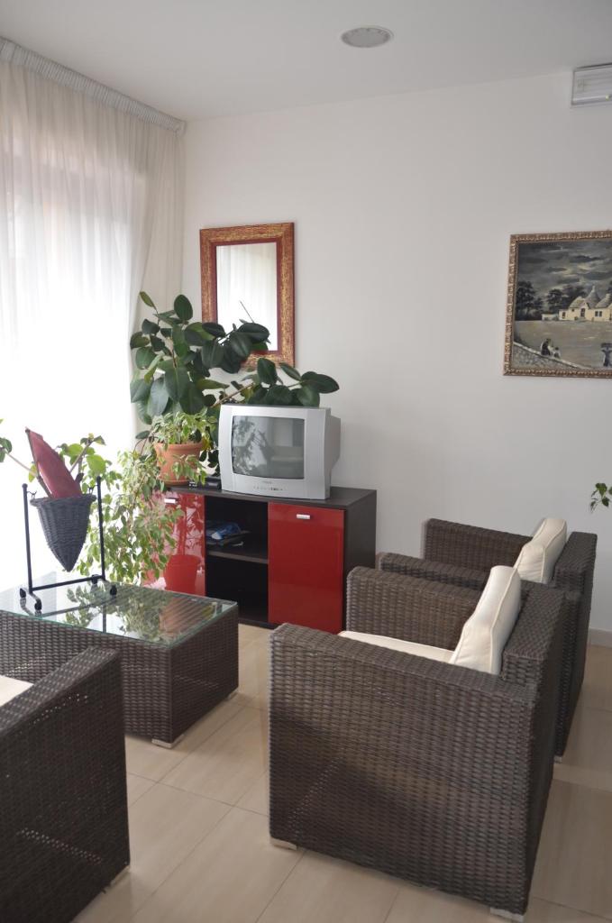 un salon avec deux canapés et une télévision dans l'établissement Residence Della Vista, à Rimini