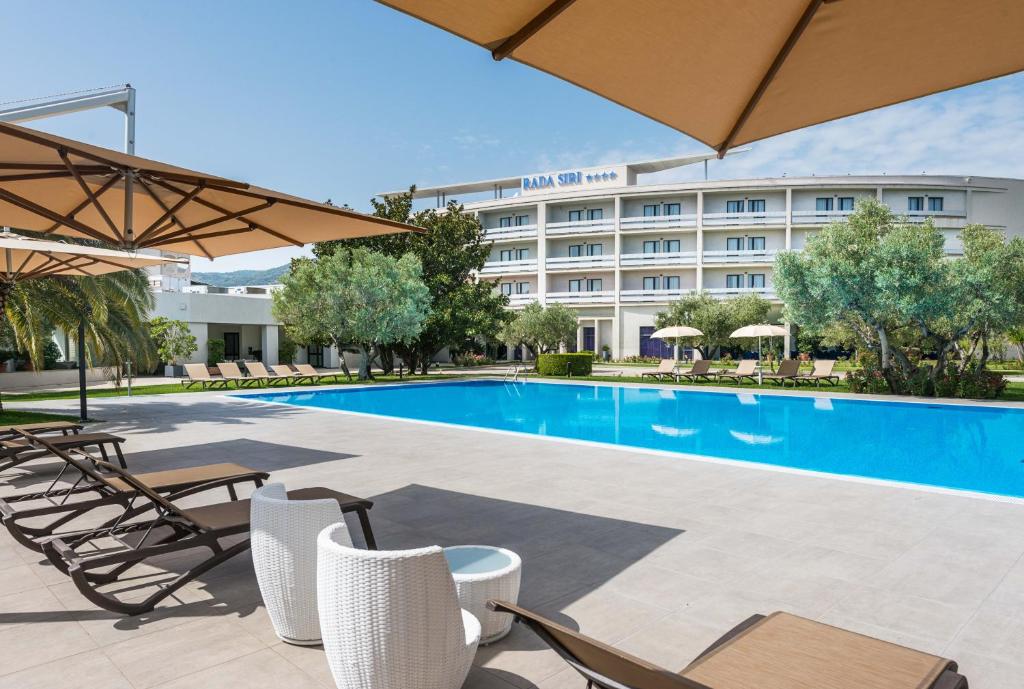 - une vue sur un hôtel avec une piscine dans l'établissement Rada Siri, à Montepaone