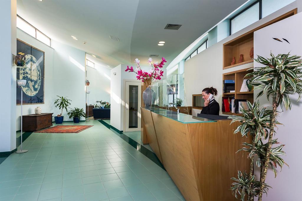 une femme assise au comptoir dans un hall dans l'établissement Rada Siri, à Montepaone 87 autres photos