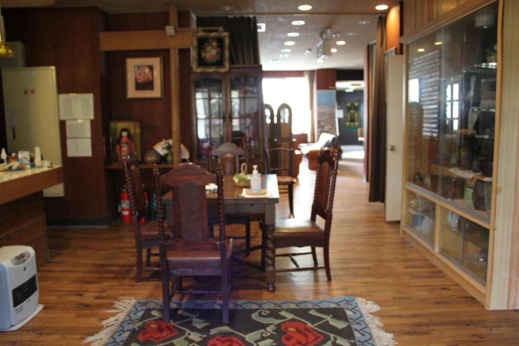 une pièce avec une table et des chaises dans un magasin dans l'établissement Cafe Cerisier栖里時絵, à Myōkō