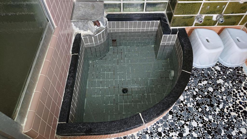 - une salle de bains avec 2 toilettes dans l'établissement Wajimaya Ryokan, à Kyoto 30 autres photos