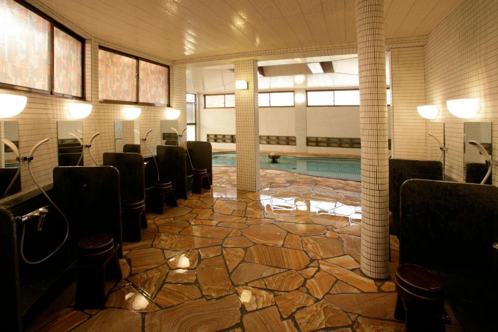 une salle de billard avec des chaises et une piscine dans l'établissement Wafu-no-Yado MASUYA, à Yamanouchi