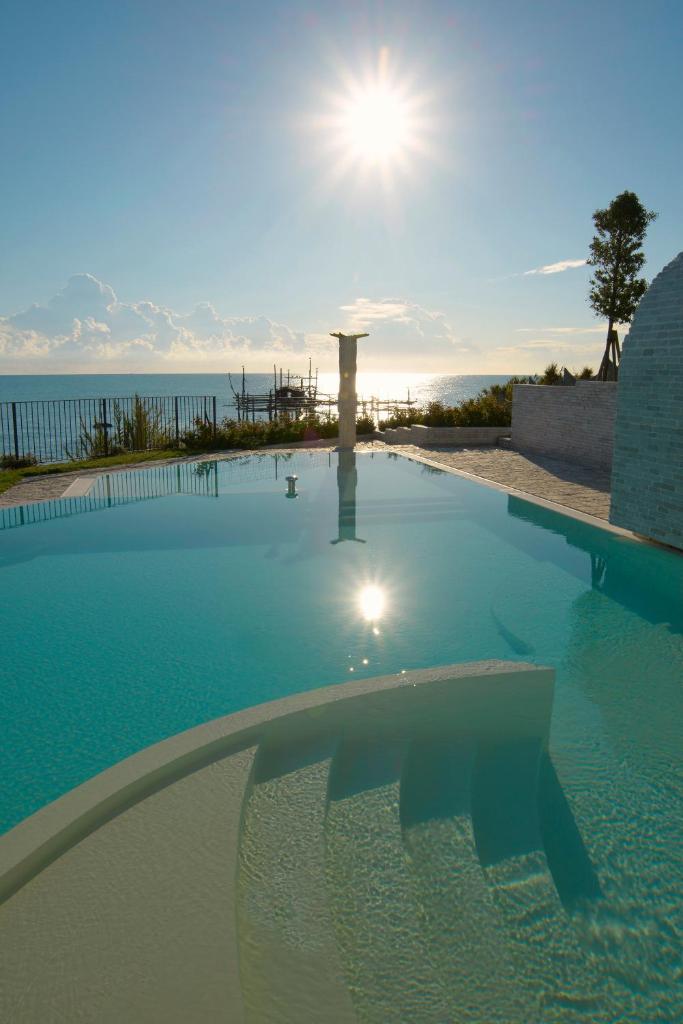 - une piscine au soleil brillant sur l'eau dans l'établissement Baia Delphis Resort, à Vasto
