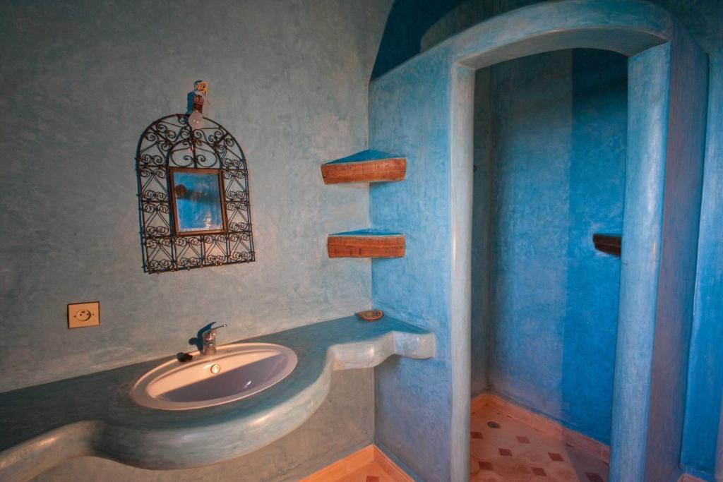 La salle de bains est pourvue d'un lavabo. dans l'établissement Riad Titima Essaouira, à Essaouira 37 autres photos