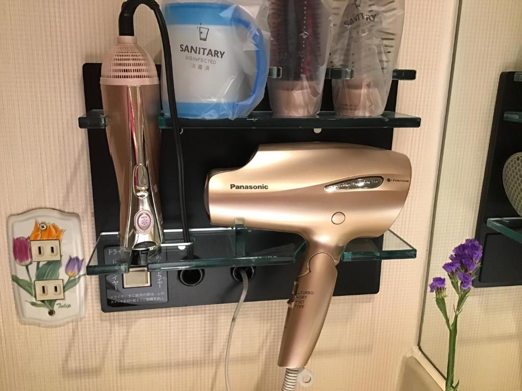 un sèche-cheveux accroché au mur. dans l'établissement Valentine (Adult Only), à Tottori