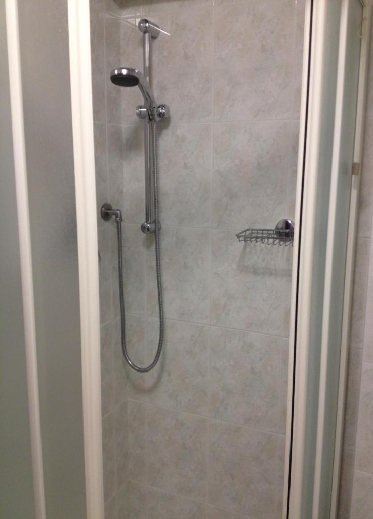 une douche avec une porte vitrée avec une douche dans l'établissement Hotel Mareblu, à Senigallia