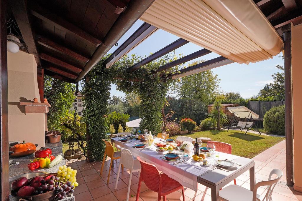 - une table avec de la nourriture au-dessus d'une terrasse dans l'établissement Villa Riai, à Moniga del Garda