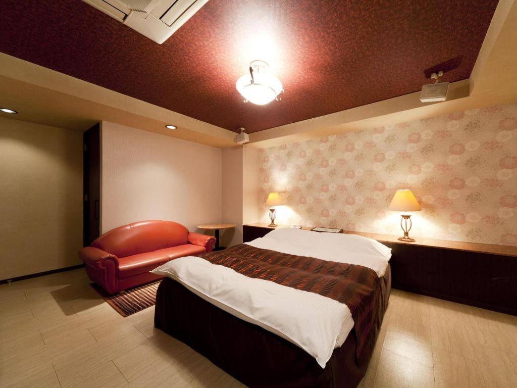 une chambre d'hôtel avec un lit et une chaise dans l'établissement Hotel Grand Fine Toyonaka Minami, à Toyonaka 21 autres photos