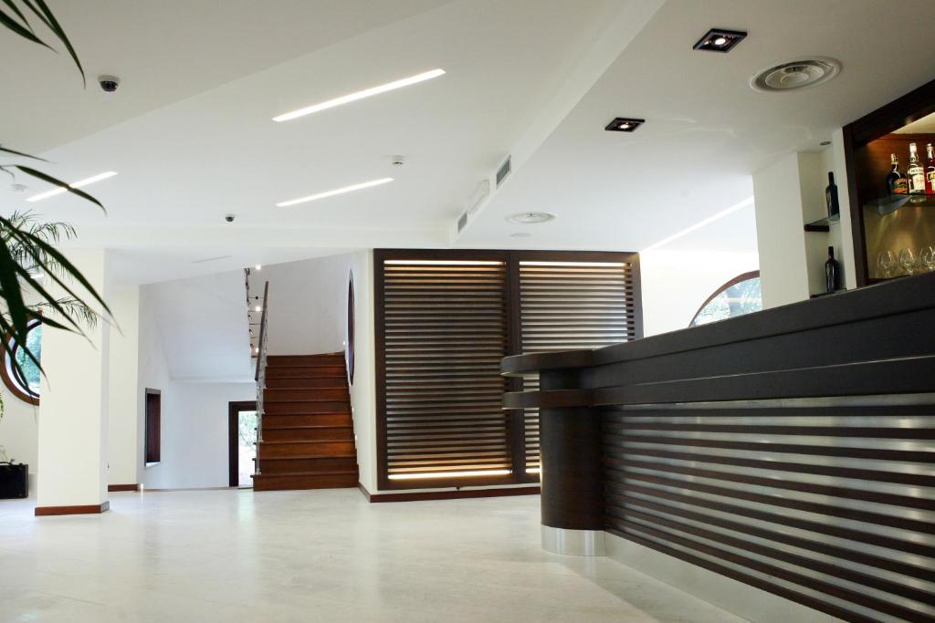 un couloir d'une maison avec une balustrade noire dans l'établissement Hotel Le Piane, à Villammare