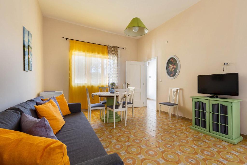 un salon avec un canapé et une table dans l'établissement Villa Graziana by BarbarHouse, à Mandurie