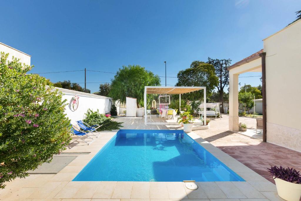 une piscine dans l'arrière-cour d'une maison dans l'établissement Villa Graziana by BarbarHouse, à Mandurie