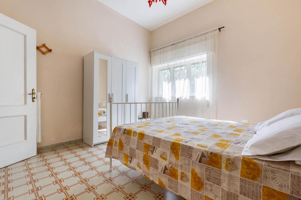 une chambre avec un lit et une fenêtre dans l'établissement Villa Graziana by BarbarHouse, à Mandurie