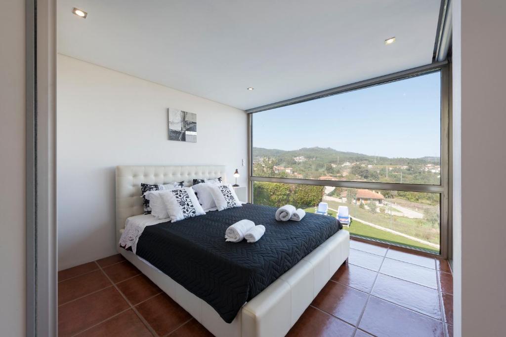 LovelyStay - Casa Guimas 8