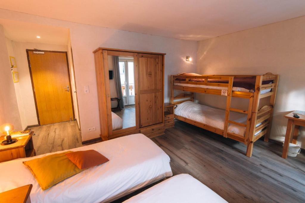 - une chambre avec 2 lits superposés et un miroir dans l'établissement Chalet de Lanza, à Abriès