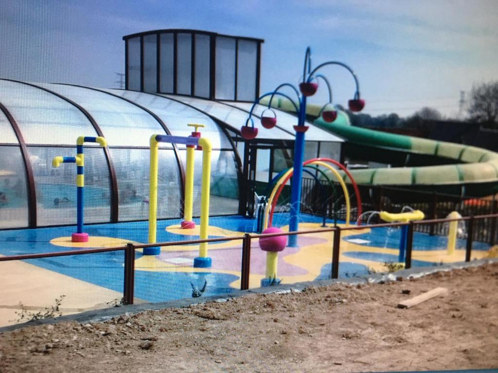 un parc aquatique avec de nombreux toboggans aquatiques dans l'établissement Mobil Home 10 M et Mme COLAS, à Litteau