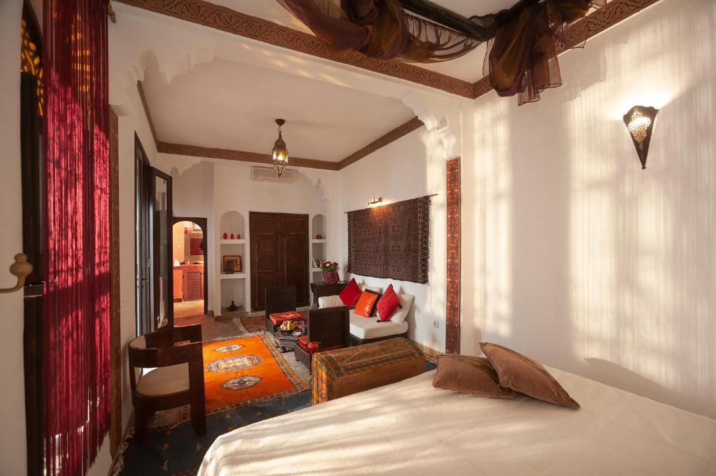 une chambre avec un lit et un salon dans l'établissement Riad Khabia & Spa, à Marrakech
