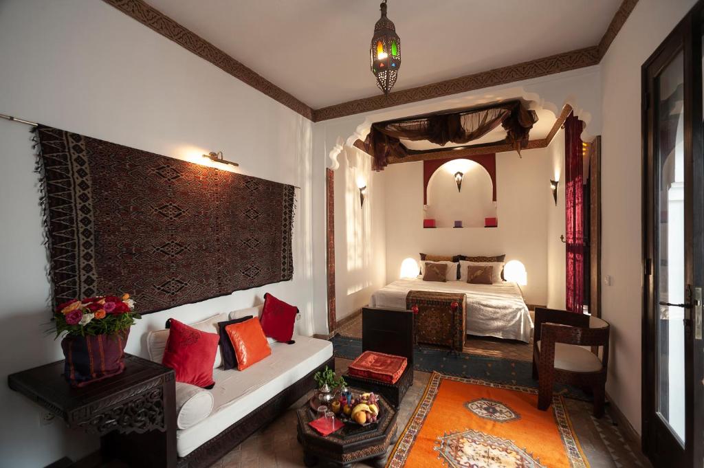 une chambre avec un lit, un canapé et un miroir dans l'établissement Riad Khabia & Spa, à Marrakech 37 autres photos