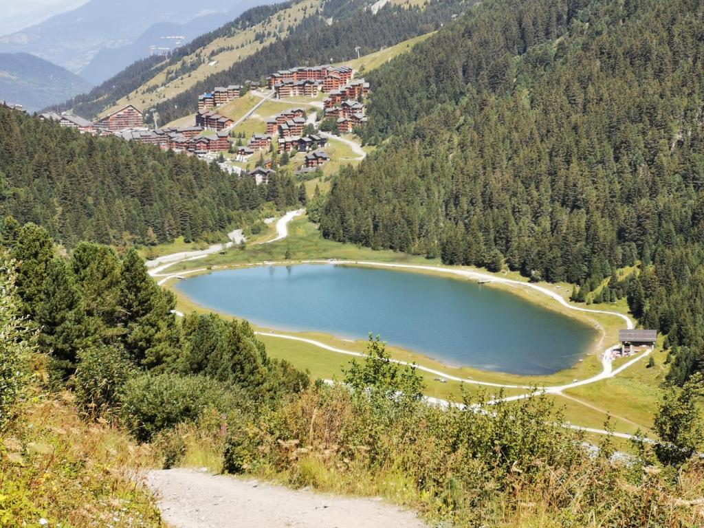 un grand lac bleu au milieu d'une montagne dans l'établissement Le Creux de l'Ours - au pied des pistes - animaux acceptés, à Méribel 6 autres photos