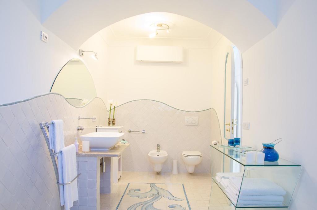 une salle de bain avec un lavabo et des toilettes dans l'établissement Villa Idris, à Praiano