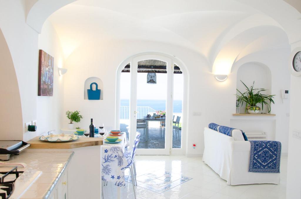 - une cuisine blanche avec vue sur l'océan dans l'établissement Villa Idris, à Praiano