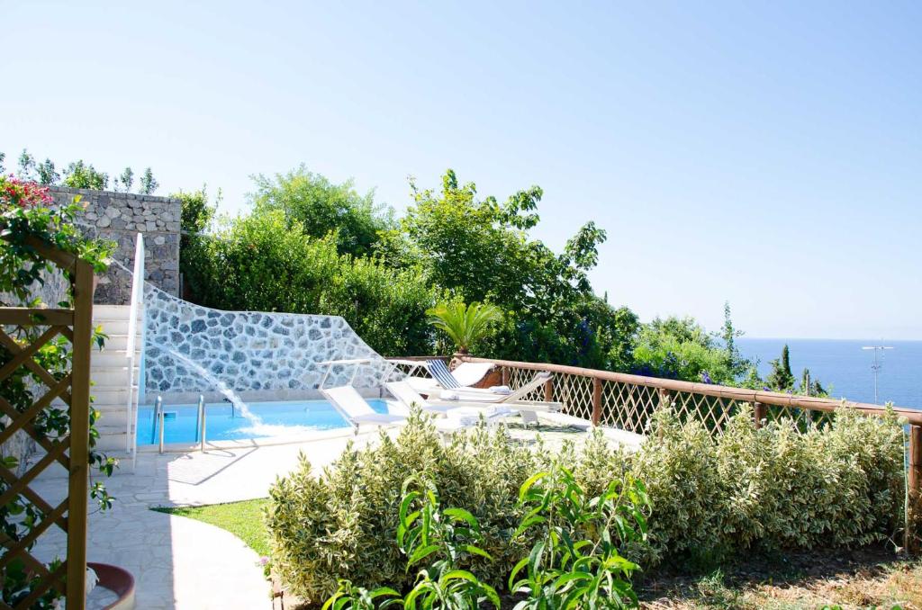 une villa avec une piscine et l'océan dans l'établissement Villa Idris, à Praiano
