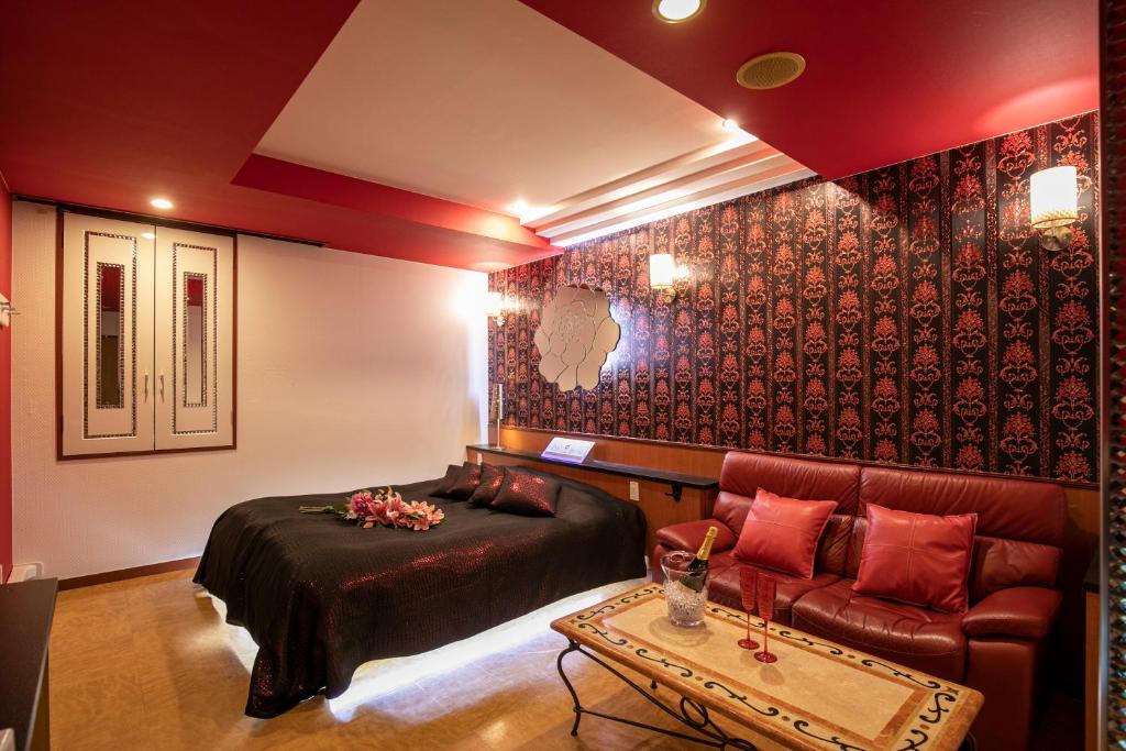 une chambre avec un lit, un canapé et une table dans l'établissement Hotel Park Inn (Adult Only), à Matsuyama 32 autres photos