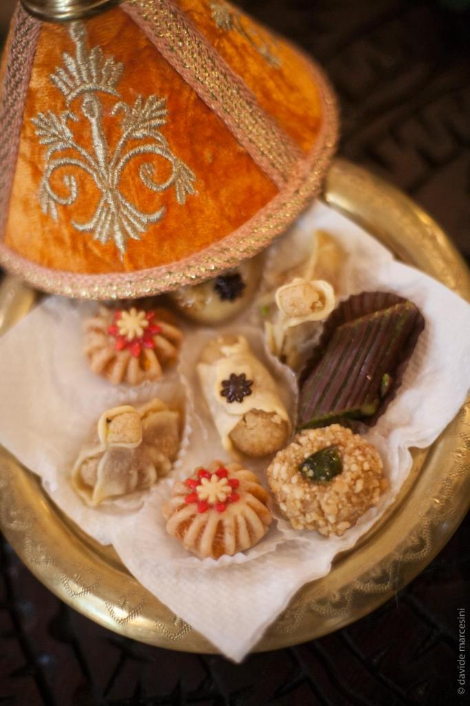 - une assiette de biscuits et de pâtisseries sur une table dans l'établissement Riad Bab Tilila, à Marrakech