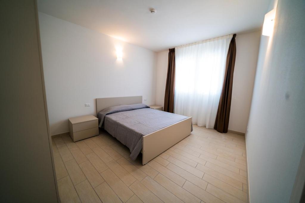 une petite chambre avec un lit et une fenêtre dans l'établissement Sabbia & Mare, à Rosolina Mare 36 autres photos